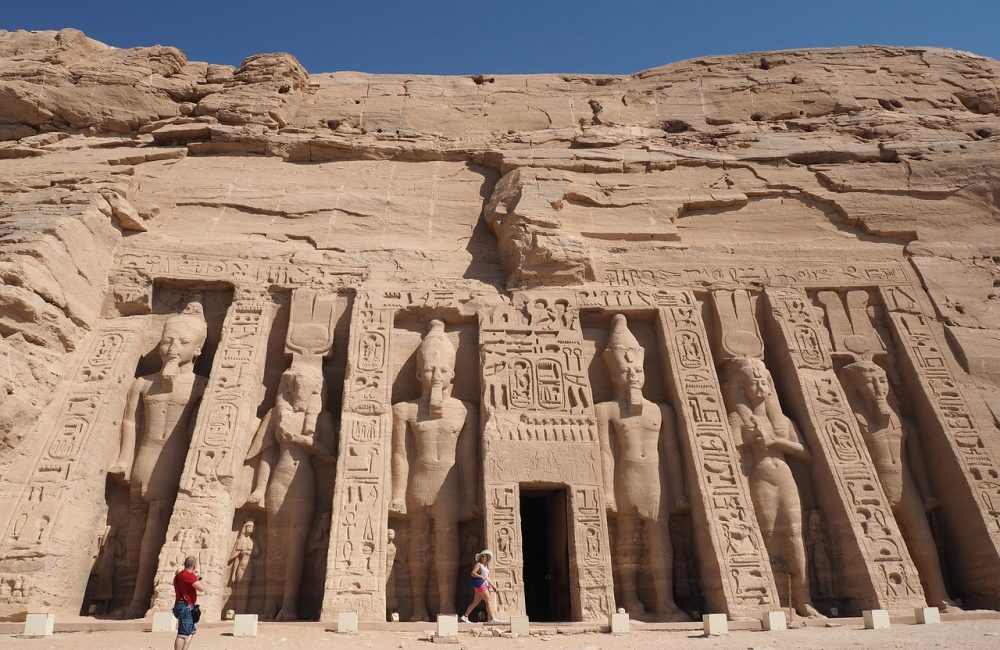 abu-simbel-temple-2703666_1280