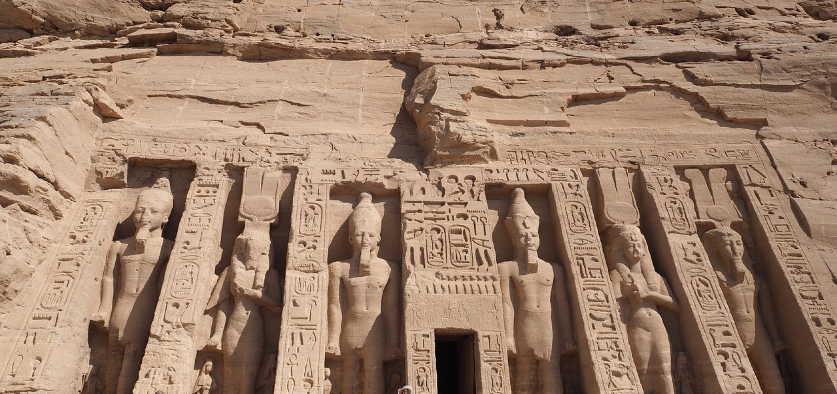 abu-simbel-temple-2703666_1280