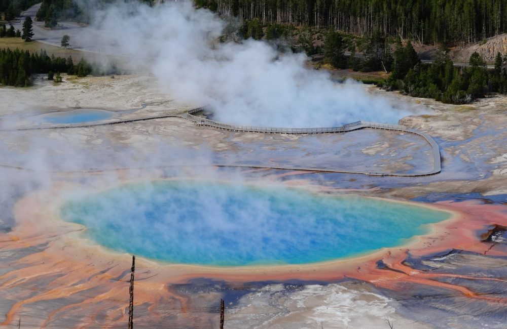 grand-prismatic-spring-302708_1280