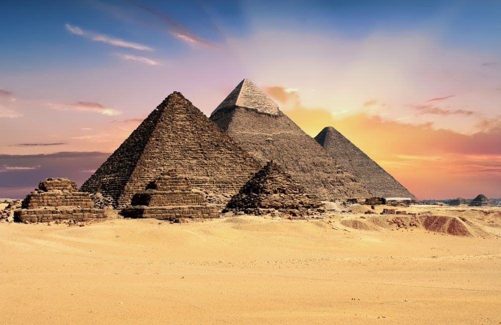 pyramids-2159286_1280