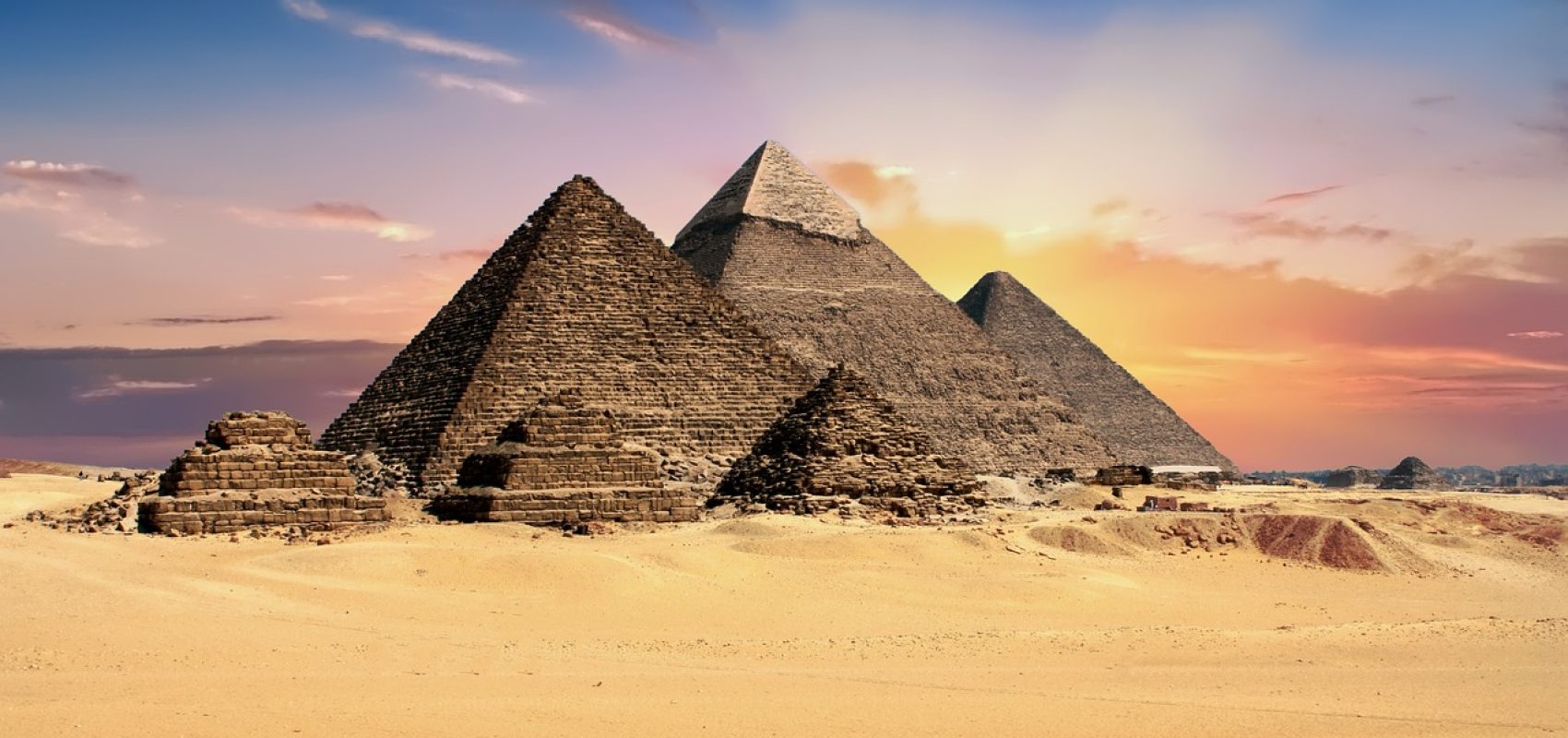 pyramids-2159286_1280